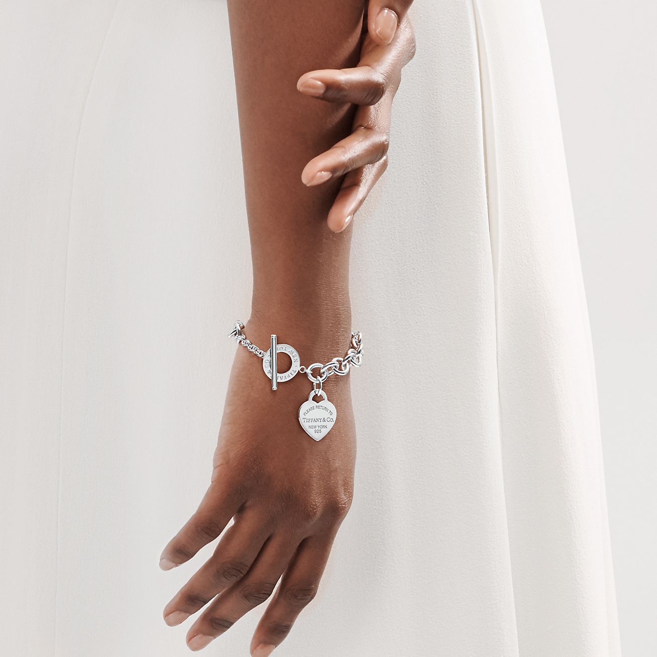 Браслет Return to Tiffany™ с подвеской в форме сердца и замком-тогглом, серебро